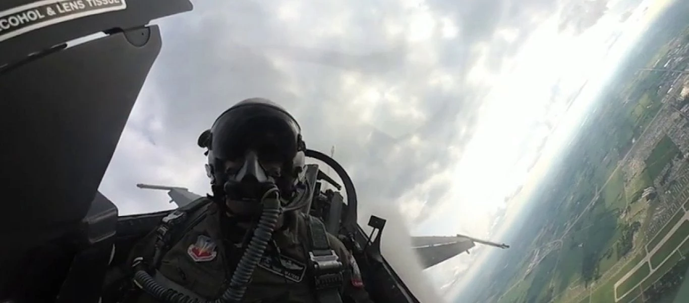 Πτήση F-16 στα όρια: Δείτε τι βλέπει ο πιλότος (βίντεο)